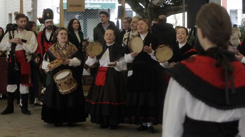 Integrantes del grupo de baile y danza tradicional O Rechoucho, que actuaron este sbado por la maana en el recinto del mercado de Petiscos de Nadal