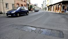 Imagen de un punto del vial donde sobresale parte de un bad�n. 
