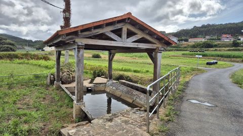 LAVADEROS DE LAXE. El Concello de Laxe acaba de recuperar, con limpieza y mejoras, diez de sus lavaderos: Val de Regueira, R�o dos Cabalos (foto), A Torre, Pazo de Leis en Soesto, Co�ns, Mat�o, Cu��a, Boa�o, Fonte do Sapo y M�rdomo. 