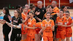 Las futbolistas mari�anas, tras un partido en el Vista Alegre.