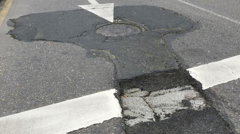 Bache en San Caetano, delante de la puerta principal de la Xunta