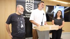 Responsables del Cineclube Pontevedra, con el concejal de Cultura, Demetrio Gmez, este lunes, en el Concello de Pontevedra