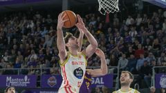Nicolau debut� en liga y comenz� a ayudar en el juego interior