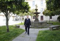 <span lang= gl >Fernando Filgueira na fonte que tanto lle lembra a seu pai</span>. Filgueira Valverde foi o �ltimo pontevedr�s homenaxeado nun 17 de maio. Na imaxe, o seu fillo Fernando nun dos lugares da cidade que m�is lle lembra a seu pai �polo cari�o que lle ti�a a este espazo e o que loitou para que se ama�ase�. 