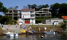 El esqueleto del inmueble se ubica junto al embarcadero del Anll�ns. 
