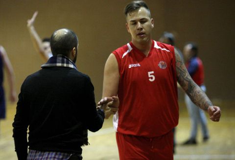 David Guerra, a la derecha, en el partido del pasado s�bado ante el Covadonga. 