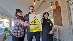 Sara Acha, Juanjo Gondar y Sheila Caram�s, parte del equipo de la Posada de Lapam�n, en Bueu, donde la factura de la luz subi� m�s del doble en tres meses