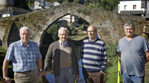 De izquierda a derecha, Manuel Fernndez, el prroco, don Manuel, Vicente ngel Manuel Flores y Manuel Snchez. 