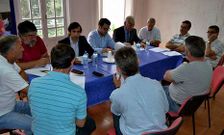 En la foto, durante la reuni�n con los representantes vecinales de Santa Ic�a