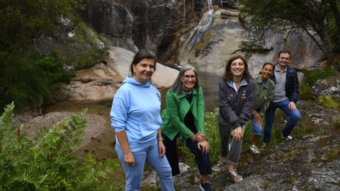 La conselleira de Medio Ambiente e Cambio Climático, Ángeles Vázquez, en el centro, hizo un recorrido por la Ruta das Olas do Mao, en Lobios