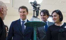Feijoo, Diego Calvo y Zaira Rodr�guez charlan con el escultor Alberto R. Costa ante sus obras. 