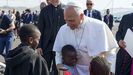 El papa Le�n XIV saluda a varios ni�os durante su visita este viernes al centro de primera acogida Las Ra�ces.