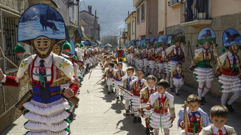 Los peliqueiros reciben a la gente en Laza