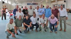Foto de familia de exfutbolistas del club en la comida de celebraci�n del centenario