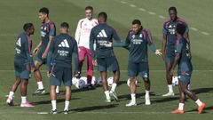 Un grupo de jugadores del Real Madrid, durante el entrenamiento de este s�bado en la ciudad deportiva de Valdebebas.