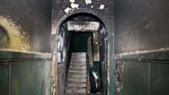 Estado en el que qued&oacute; la entrada del edificio quemado