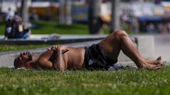 Un hombre tomando el sol en Los �ngeles (California) el pasado 20 de marzo
