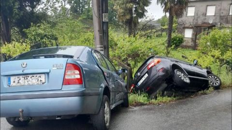 Una madre y dos hijas, heridas al salirse de la vía e impactar contra ...
