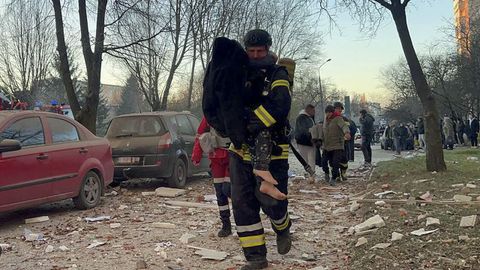 Equipos de rescate evacúan a civiles tras el bombardeo ruso por Ternópil.