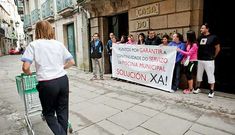 Los trabajadores de la piscina hicieron visible ayer su protesta con una pancarta en el Concello. 