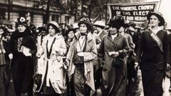 Emmeline Pankhurst (en el centro) liderando una numerosa manifestaci�n