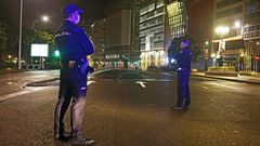 EN ESTADO DE ALARMA. La imagen muestra el aspecto de una de las zonas m�s c�ntricas de A Coru�a. Es viernes por la noche y todo est� desierto. No hay nadie en la calle. Dos agentes de la Polic�a Nacional vigilan. Su labor es fundamental en estos d�as de estado de alarma