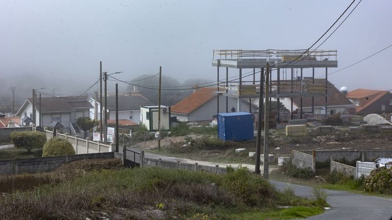 A Pedra do Sal incluye las construcciones prximas a As Saas, las dunas y los aparcamientos cercanos al mar, adems de la parte alta (foto). El acceso al litoral ser anecdtico para los coches