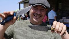 Ricardo Padn, con dos de los cuchillos que crea en su taller en Placn, en Manzaneda.