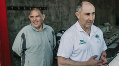 �ngel, a la izquierda, junto al presidente del Club de Remo Cabo da Cruz