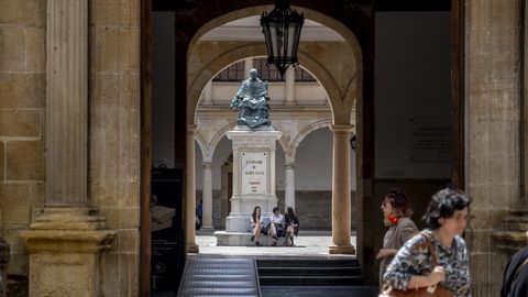 Patio del edificio histrico de la Universidad de Oviedo