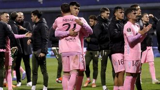 La plantilla del Celta, aplaudiendo y felicitándose después de encadenar el quinto triunfo consecutivo.