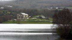 El hotel Hermida Rural est� a orillas del embalse de Vilasouto, donde se permite la navegaci�n sin motor