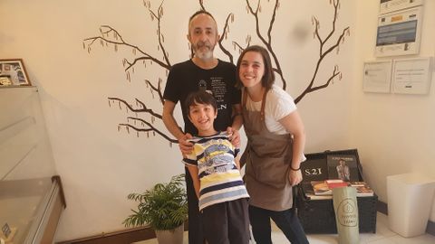 Simone, María y el hijo de ambos en la pastelería L'Ablana
