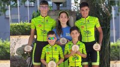 Los ciclistos barbanzanos muestran sus trofeos.