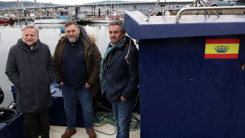 Pepe Vieira presenci el marisqueo a flote desde una embarcacin de la cofrada de Noia, junto al secretario, Adelo Freire