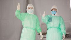 Sanitarios en la zona de Covidauto en Cee