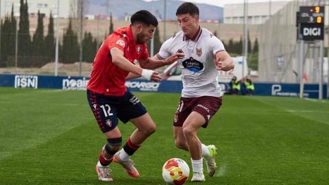 Miguel Cuesta controla el bal&oacute;n en El Tajonar