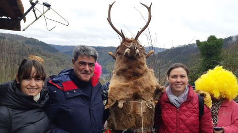 La diputada provincial de turismo, Pilar García Porto (a la derecha), acudió al Entroido Ribeirao