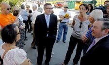 Curr�s, Pardo y De la Fuente, con vecinos de Virxe Branca antes de la reforma de la calle.