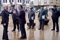 Castro y Garc�a se saludan ante varios agentes.