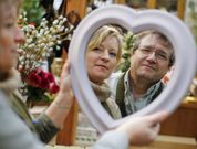 Emma y Juan, en su tienda y ante el espejo que usan para atender a las novias. 