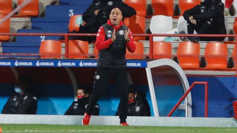 Mehdi Nafti, en un partido ante el Oviedo durante su etapa en el Lugo.