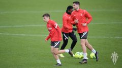 Dos jugadores del juvenil entrenando con el Sporting