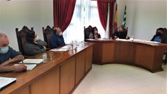 Un momento del pleno en el que se aprob� la renuncia del alcalde de Quiroga a su dedicaci�n exclusiva