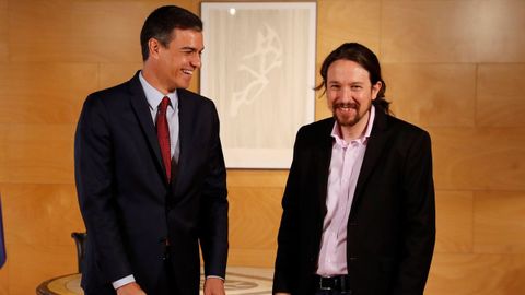 S�nchez e Iglesias sonr�en al inicio de su encuentro en el Congreso