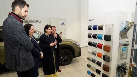 La conselleira, Mar�a Jes�s Lorenzana, segunda por la derecha, visit� el concesionario Galcar en A Coru�a