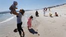 Padres paseando con los nios por la playa de A Rapadoira de Foz
