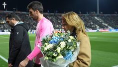 Iv�n Villar y Mari�n Mouri�o, con el ramo del Celta en recuerdo de los aficionados del PAOK fallecidos.