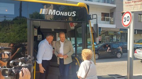 El alcalde, Telmo Martín, en el servicio de bus circular del año pasado, que tuvo 29.538 usuarios en 79 días