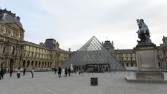 El exterior del Louvre, que permanece cerrado.